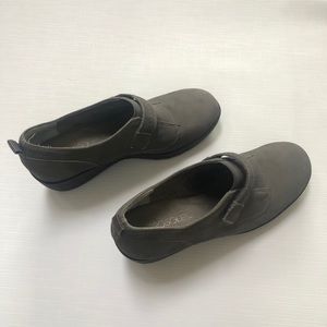 Excellent condition Aerosoles Grey Low Wedge Boot